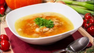 Zahřejte se v zimním chladu lahodnou polévkou od firmy DOVAST🍽️! Náš kuřecí vývar vařený z kvalitního masa a zeleniny, s...