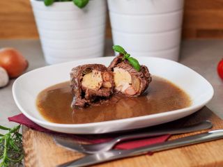 Španělský ptáček🐦‍⬛🍽️ “Plátek šťavnatého hovězího masa, potřený hořčicí a plněný vejcem, cibulí, slaninou, okurkou a...