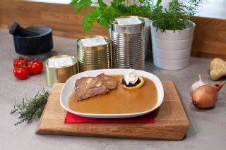 Svíčková na smetaně s hovězím masem 🕯️🍽️ "Nejoblíbenější klasika! Špikovaná hovězí kýta, pomalu tažená v lahodné...